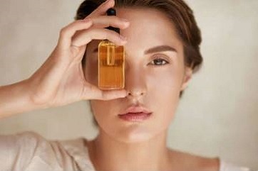 Tratamientos de ojos, mujer mirando a través de un frasco de producto